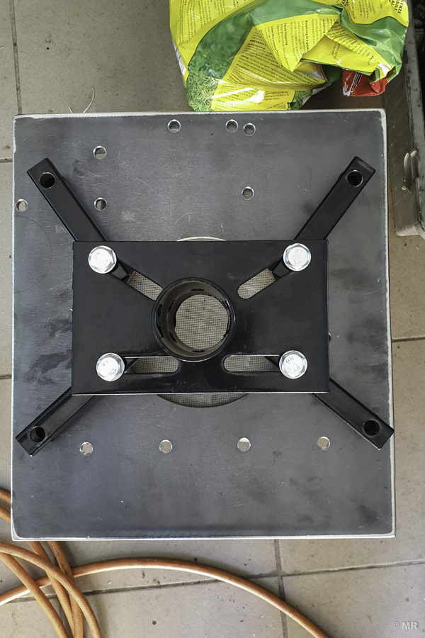 Adapterplatte mit aufgesetzten Montagearmen Adapterplatte mit aufgesetzten Montagearmen